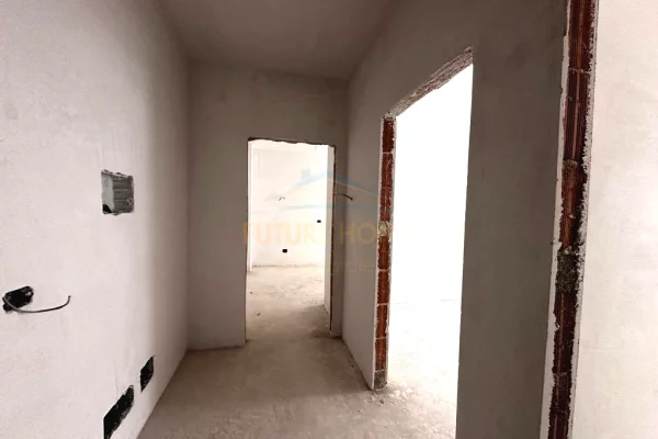 Shtepi ne shitje Apartament ne Tirane, 2+1, Mobilimi Bosh, pa mobiluar, Pagesa 102,300  Euro.