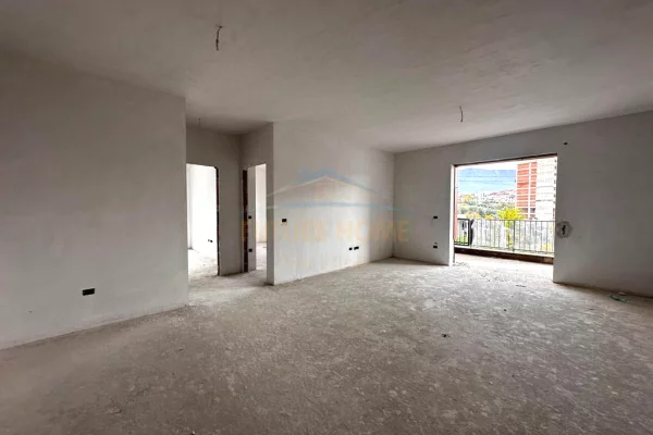 Shtepi ne shitje Apartament ne Tirane, 3+1, Mobilimi Bosh, pa mobiluar, Pagesa 174,000  Euro.