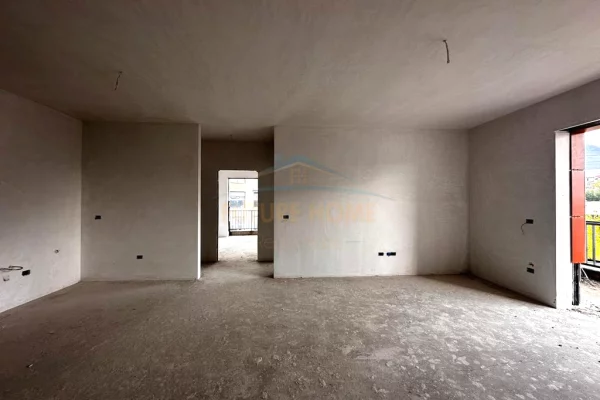 Shtepi ne shitje Apartament ne Tirane, 3+1, Mobilimi Bosh, pa mobiluar, Pagesa 174,000  Euro.