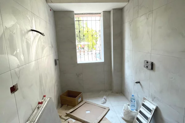 Shtepi ne shitje Apartament ne Tirane, 2+1, Mobilimi Bosh, pa mobiluar, Pagesa 170,000  Euro.