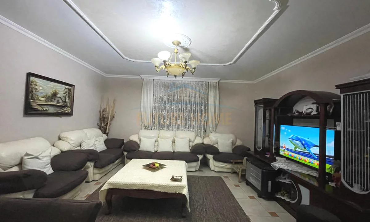 Shtepi ne shitje Apartament ne Tirane, 2+1, Mobilimi E mobiluar, Pagesa 125,000  Euro.