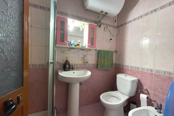 Shtepi ne shitje Apartament ne Tirane, 2+1, Mobilimi E mobiluar, Pagesa 125,000  Euro.