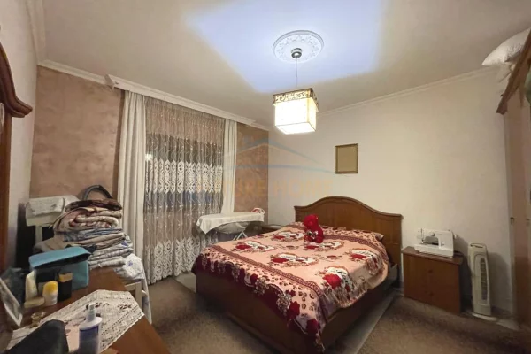 Shtepi ne shitje Apartament ne Tirane, 2+1, Mobilimi E mobiluar, Pagesa 125,000  Euro.