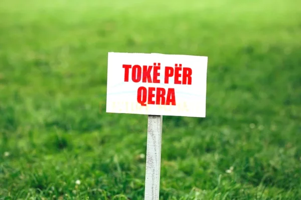 Truall ose Toke ne Tirane - 11,088 Euro