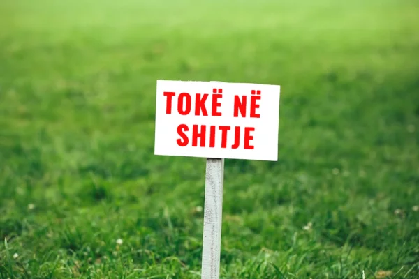 Truall ose Toke ne Tirane - 33,000,000 Leke