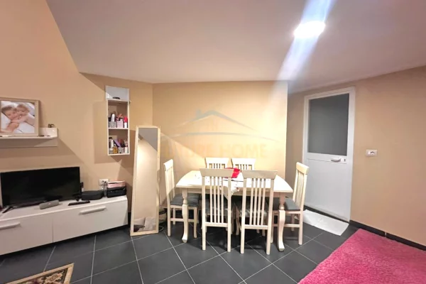 Shtepi ne shitje Duplex(shtepi me 2 kate) ne Tirane, 1+1, Mobilimi E mobiluar, Pagesa 85,000  Euro.