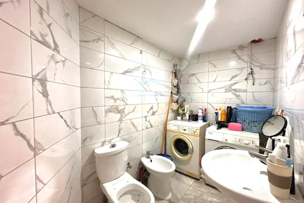 Shtepi ne shitje Duplex(shtepi me 2 kate) ne Tirane, 1+1, Mobilimi E mobiluar, Pagesa 85,000  Euro.