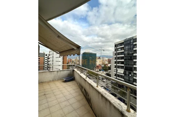 Appartamento in vendita a Tirana 2+1, Arredato