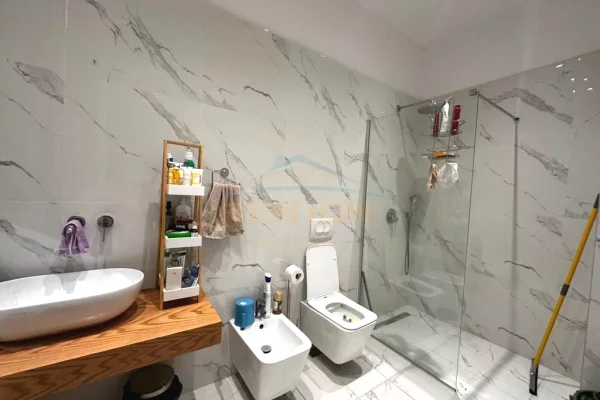 Shtepi me qera Apartament ne Tirane, 2+1, Mobilimi E mobiluar, Pagesa 1,800  Euro.