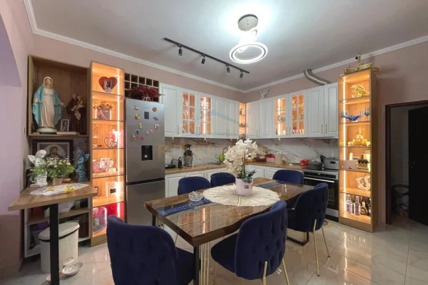 Shitet, Shtepi Private, Vasil Shanto, Tirane