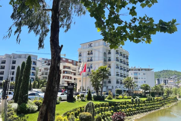 Shitet, Apartament 2+1+2+2 Poste parkimi, Liqeni i Thatë, Tiranë.