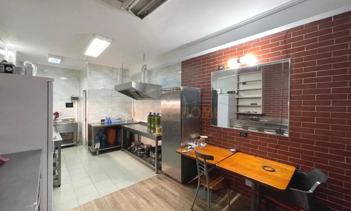 Qera, Ambient biznesi, Komuna e Parisit, Tirane