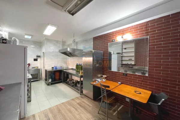 Qera, Ambient biznesi, Komuna e Parisit, Tiranë