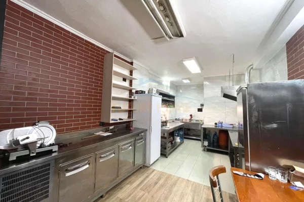 Qera, Ambient biznesi, Komuna e Parisit, Tirane