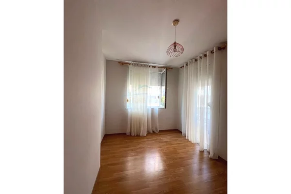 Shtepi me qera Apartament ne Tirane, 2+1, Mobilimi E mobiluar, Pagesa 65,000  Leke.