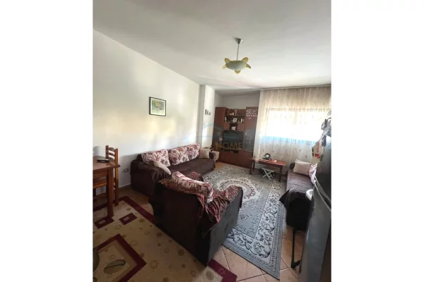 Shitet, Apartament 2+1+2, Rruga 5 Maj, Tirane