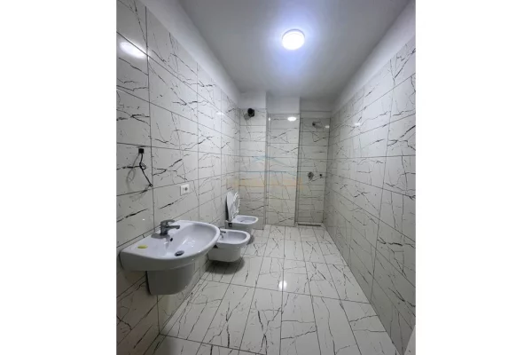 Shtepi me qera Apartament ne Tirane, 2+1, Mobilimi Bosh, pa mobiluar, Pagesa 650  Euro.