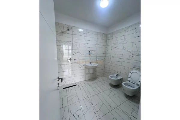 Shtepi me qera Apartament ne Tirane, 2+1, Mobilimi Bosh, pa mobiluar, Pagesa 650  Euro.