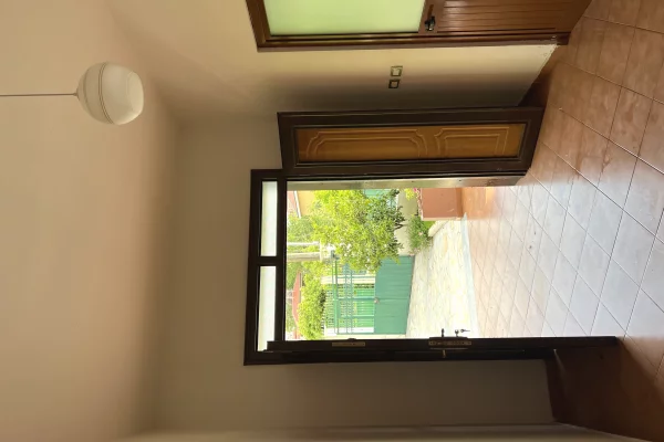 Shtepi me qera Shtepi Private ne Tirane, 2+1, Mobilimi E mobiluar, Pagesa 40,000  Leke.