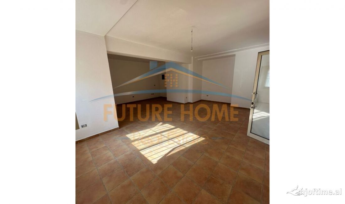 Shitet, Ambient, Rruga Irfan Tomini, Tirane