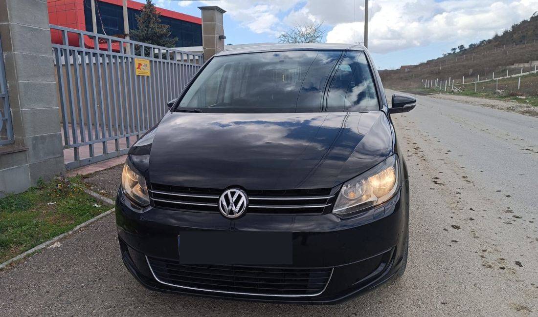 Makine me Qera Wolksvagen Touran  5 vende 50 Euro Dita 
