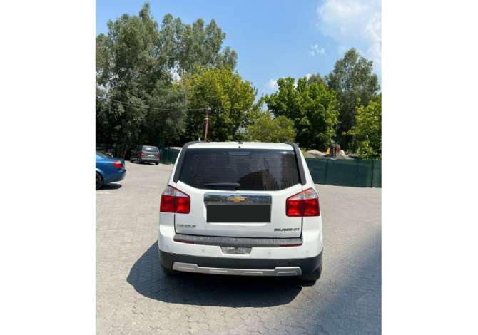 Makine 7 vendeshe me qera duke nisur nga 40 euro dita. Aeroport Rinas 