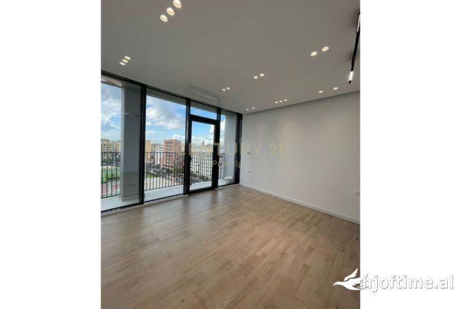 Ambiente Commerciale in Affitto 3+1 a Tirana - 2,200 Euro