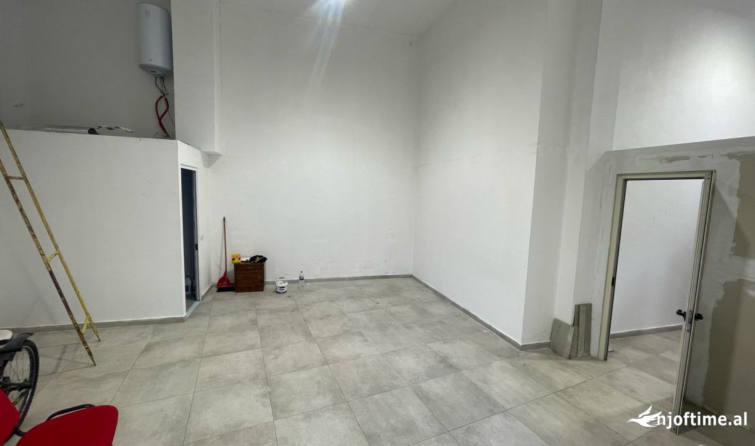 JAPIM AMBIENT ME QIRA, RRUGA E BARRIKADAVE!