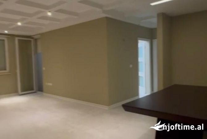 Ambiente Commerciale in Affitto 3+1 a Tirana - 450 Euro