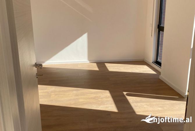 Ambiente Commerciale in Affitto 3+1 a Tirana - 700 Euro