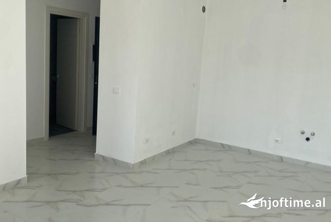 Ambiente Commerciale in Affitto 3+1 a Tirana - 600 Euro