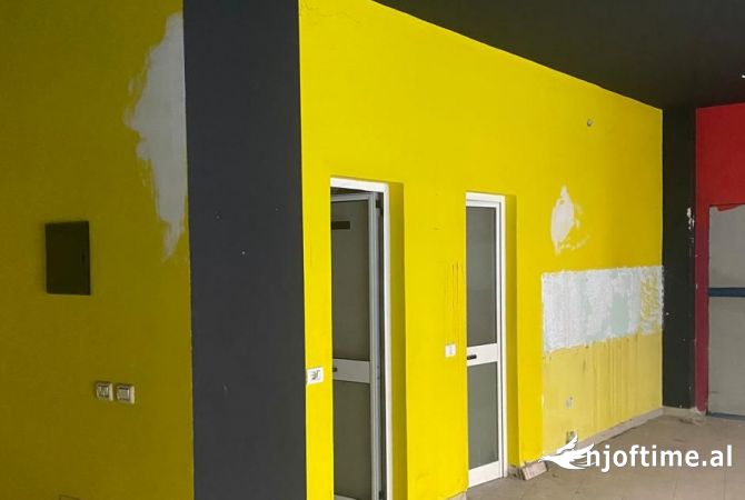 Ambiente Commerciale in Affitto 1+1 a Tirana - 450 Euro