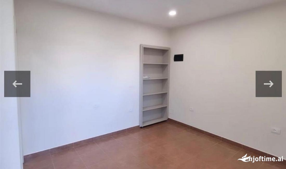 Dyqan perball Delijorgjit (nga krahu pallatit Shigjeta jo rruge kryesore)