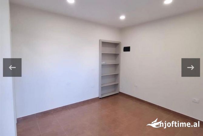 Dyqan perball Delijorgjit (nga krahu pallatit Shigjeta jo rruge kryesore)