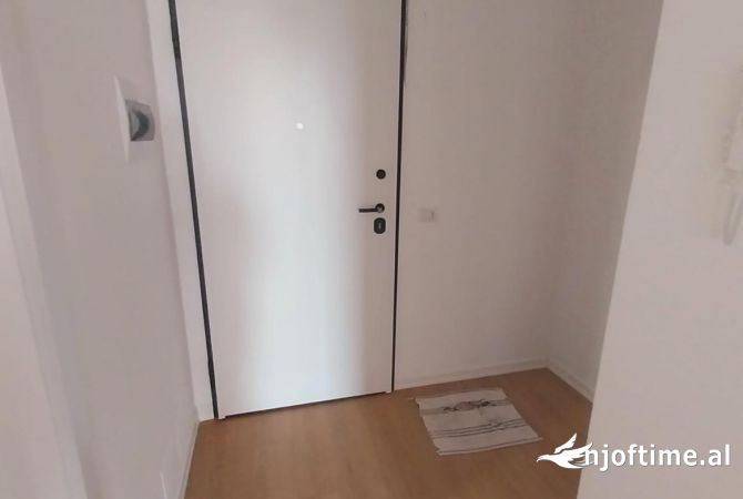 Ambiente Commerciale in Affitto 3+1 a Tirana - 600 Euro