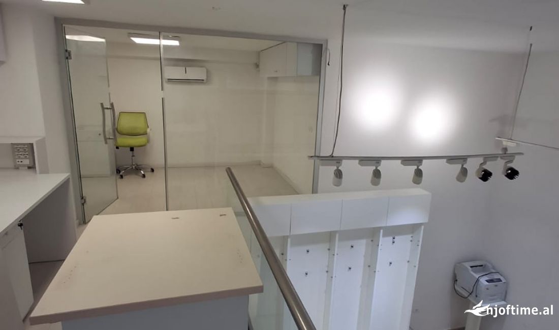 400 Euro/Muaj - Dyqan Dublex St.Trenit.