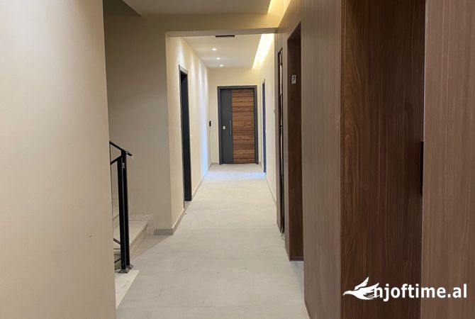 Ambiente Commerciale in Affitto 3+1 a Tirana - 650 Euro