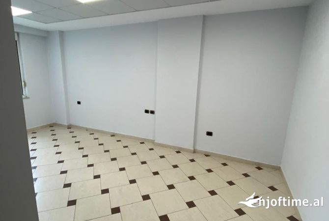 Ambiente Commerciale in Affitto 3+1 a Tirana - 1,350 Euro