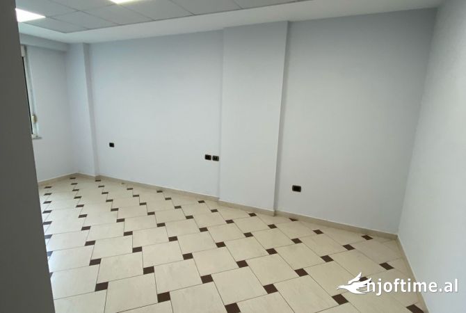 Ambiente Commerciale in Affitto 3+1 a Tirana - 1,350 Euro