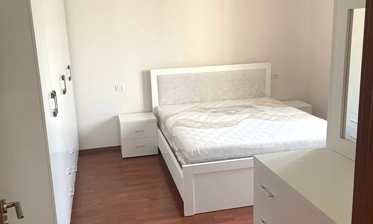 Shtepi ne shitje Apartament ne Tirane, 1+1, Mobilimi E mobiluar, Pagesa 180,000  Euro.
