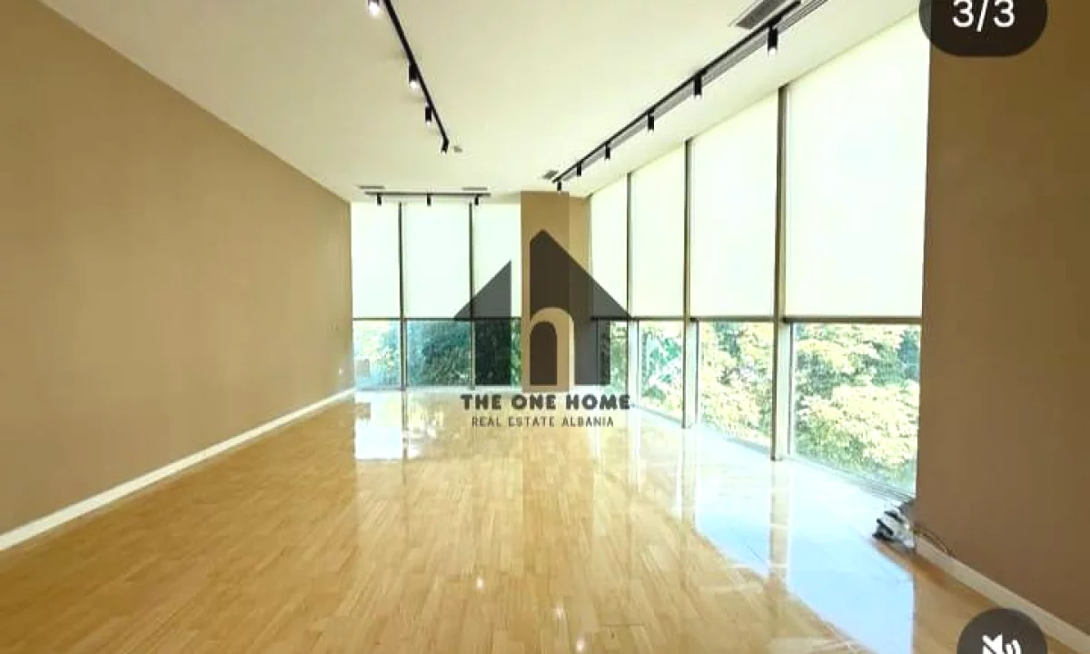 Ambient Biznesi Qera - Myslym Shyre / Rr Kryesore.