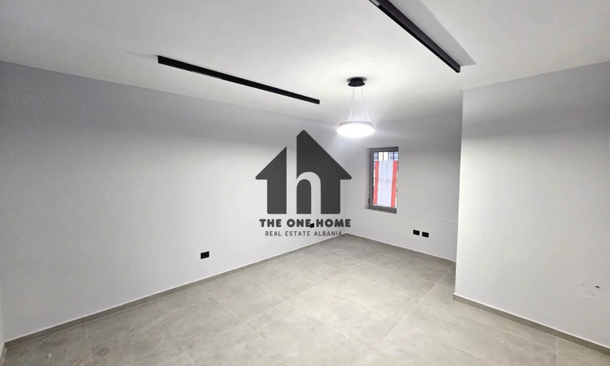 Dyqan Qera - Anes Lanes Rr Kryesore / Blv Bajram Curri.