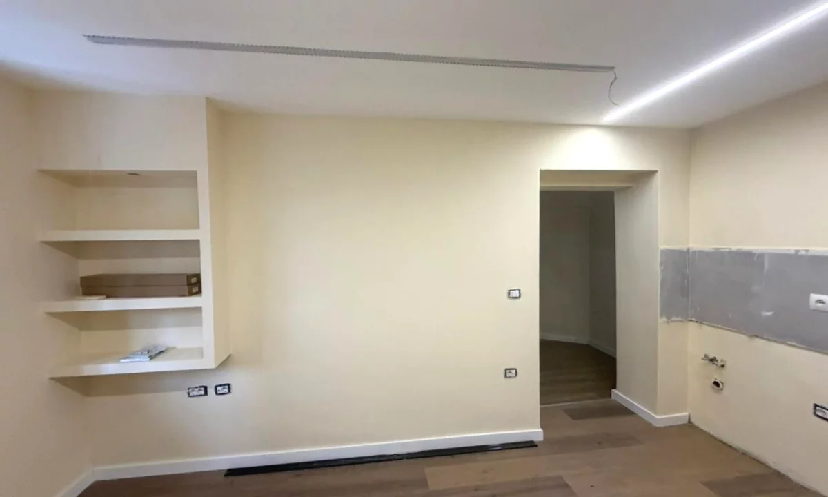 Shtepi ne shitje Apartament ne Tirane, Garsoniere, Mobilimi Bosh, pa mobiluar, Pagesa 78,000  Euro.