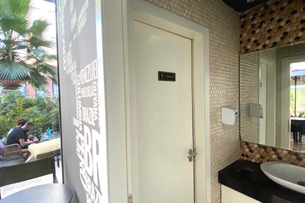 Ambient biznesi me qera 2+1 ne Tirane - 60,000 Leke