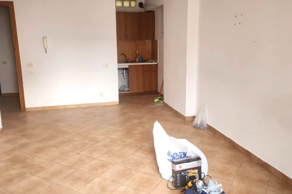 Shtepi me qera Apartament ne Tirane, Garsoniere, Mobilimi Bosh, pa mobiluar, Pagesa 500  Euro.