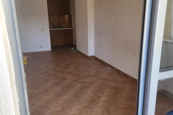 Shtepi me qera Apartament ne Tirane, Garsoniere, Mobilimi Bosh, pa mobiluar, Pagesa 500  Euro.
