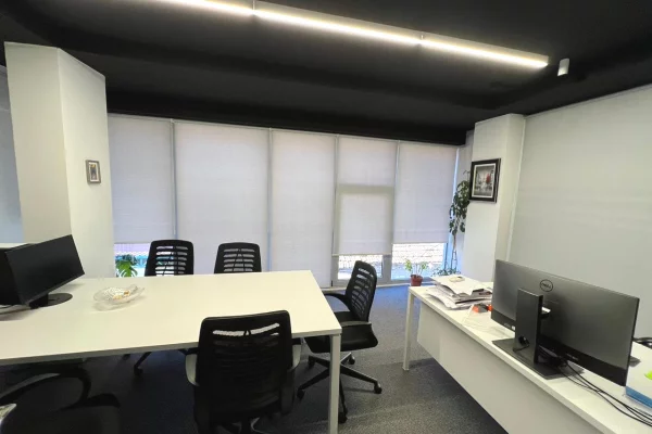 Ambient biznesi me qera 3+1 ne Tirane - 30,000 Leke