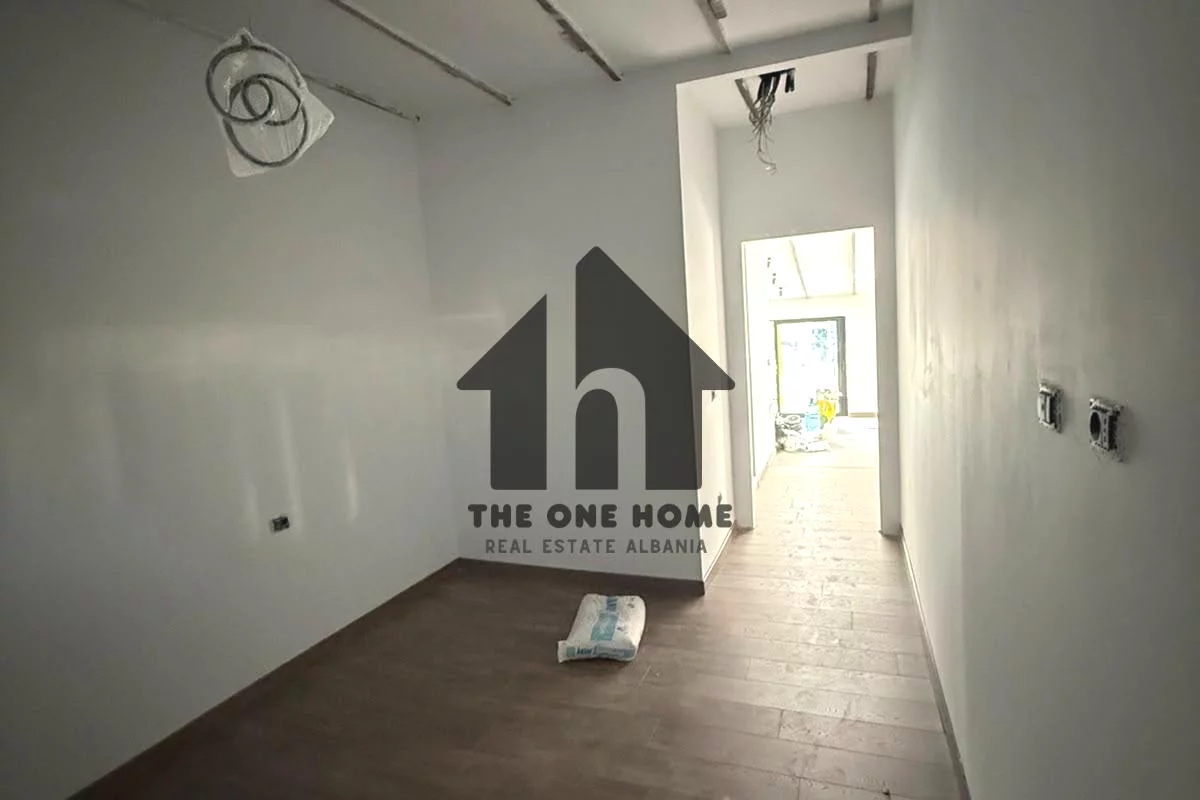 Shtepi ne shitje Apartament ne Tirane, 1+1, Mobilimi Bosh, pa mobiluar, Pagesa 185,000  Euro.
