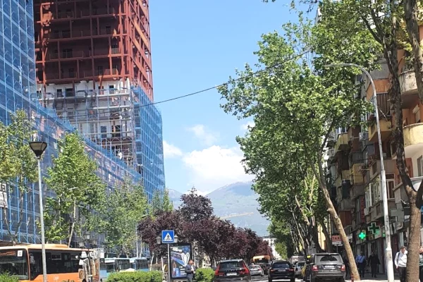 🏢 DYQAN ME QERA – 21 DHJETORI 📍 21 Dhjetori – Rrugë kryesore