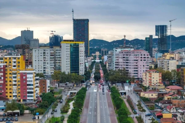 🏢 DYQAN ME QERA – 21 DHJETORI 📍 21 Dhjetori – Rruge kryesore